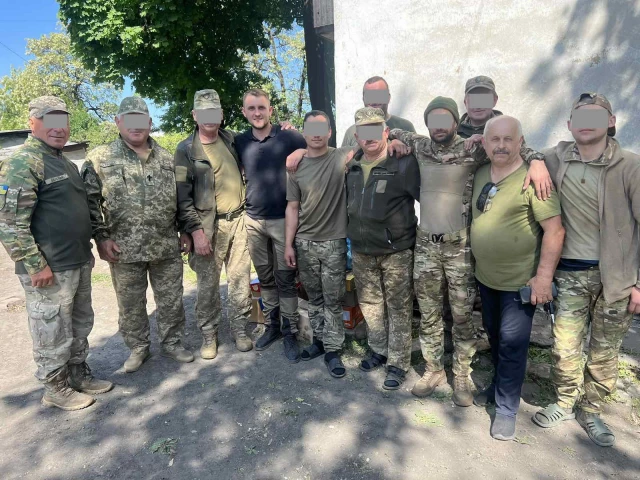 Поїздка волонтерів до наших захисників на передову